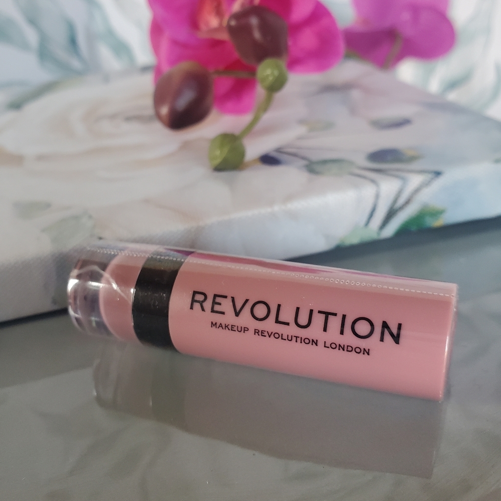 REVOLUTION | Matte Lipstick - Violet - Picture 2 of 4